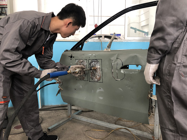 2.學(xué)生進(jìn)行門板變形修復(fù)技能演示_副本.jpg 2.學(xué)生進(jìn)行門板變形修復(fù)技能演示_副本.jpg