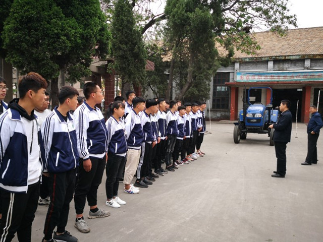 4.農(nóng)機(jī)系舉辦拖拉機(jī)空駕體驗(yàn)_副本.jpg 4.農(nóng)機(jī)系舉辦拖拉機(jī)空駕體驗(yàn)_副本.jpg