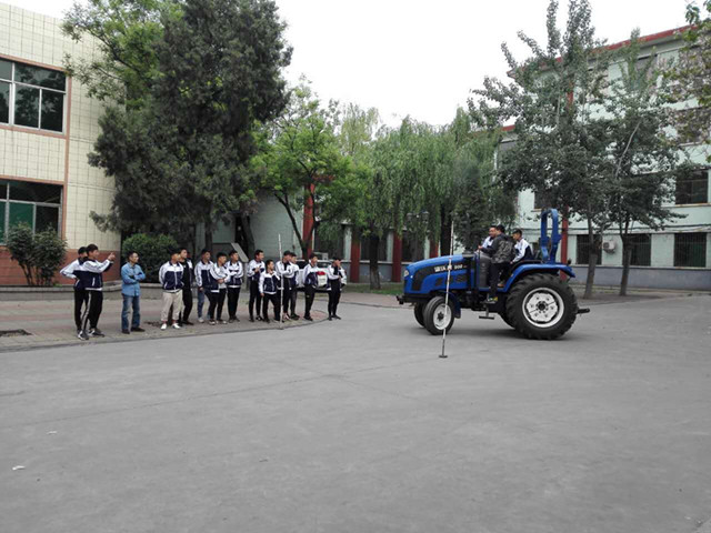 5.學(xué)生在老師指導(dǎo)下體驗(yàn)駕駛_副本.jpg 5.學(xué)生在老師指導(dǎo)下體驗(yàn)駕駛_副本.jpg