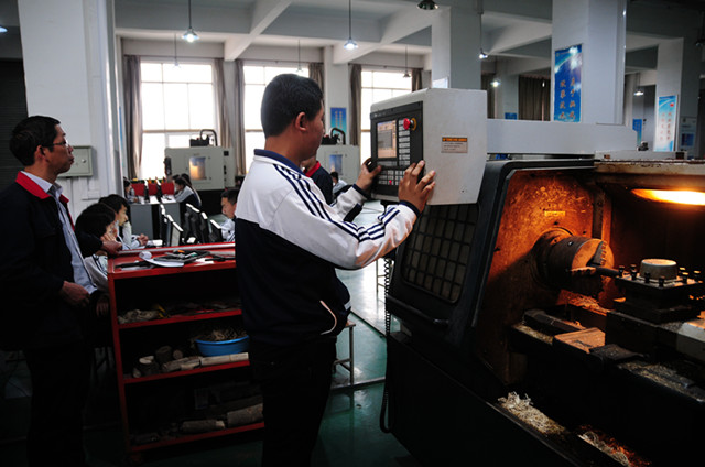 6.機(jī)械系學(xué)生操作數(shù)控銑床_副本.jpg 6.機(jī)械系學(xué)生操作數(shù)控銑床_副本.jpg