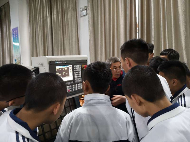 機(jī)械系教師講解數(shù)控車加工_副本.jpg 機(jī)械系教師講解數(shù)控車加工_副本.jpg
