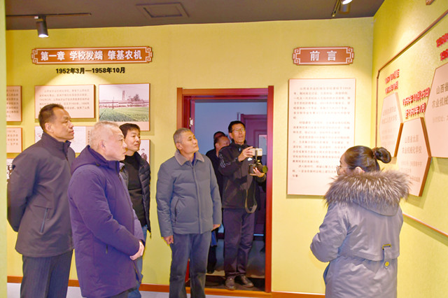 2趙文志副廳長參觀校史室_副本.jpg 2趙文志副廳長參觀校史室_副本.jpg