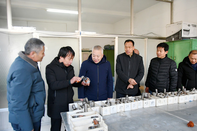 3.學(xué)校向省廳領(lǐng)導(dǎo)匯報全省職業(yè)院校車工大賽獲獎作品_副本.jpg 3.學(xué)校向省廳領(lǐng)導(dǎo)匯報全省職業(yè)院校車工大賽獲獎作品_副本.jpg