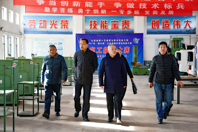4.趙副廳長一行考察學(xué)校機加工實訓(xùn)基地_副本.jpg 4.趙副廳長一行考察學(xué)校機加工實訓(xùn)基地_副本.jpg
