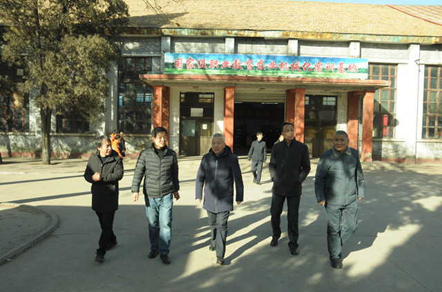 7學(xué)校建有國家級職業(yè)教育農(nóng)業(yè)機械化實訓(xùn)基地_副本.jpg 7學(xué)校建有國家級職業(yè)教育農(nóng)業(yè)機械化實訓(xùn)基地_副本.jpg