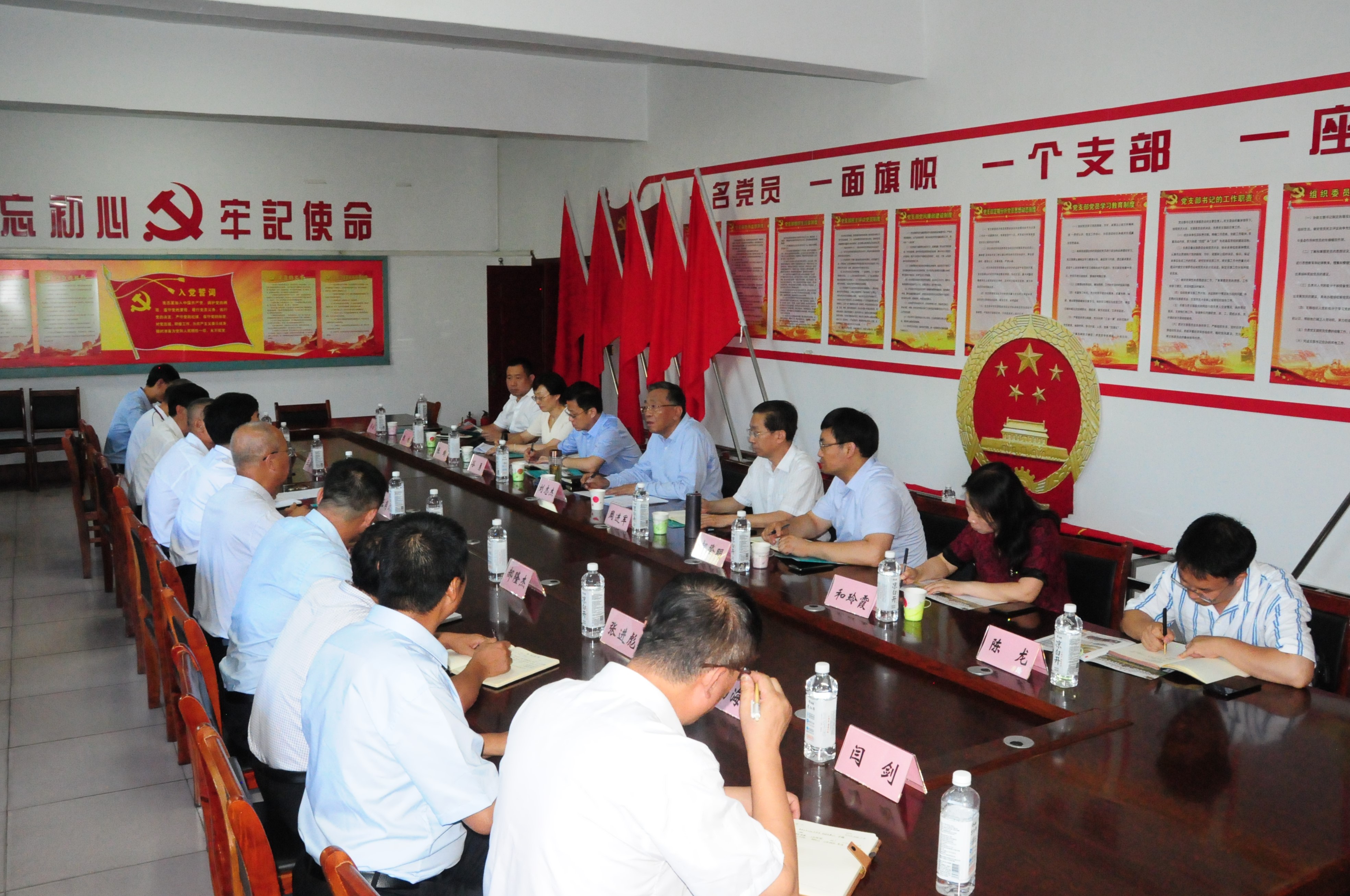 劉廳長(zhǎng)在黨員活動(dòng)室講話.jpg 劉廳長(zhǎng)在黨員活動(dòng)室講話.jpg