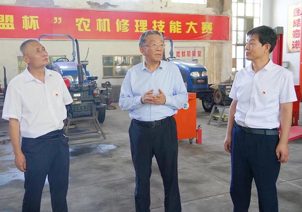 劉廳長參觀學校農(nóng)機實訓基地2.jpg 劉廳長參觀學校農(nóng)機實訓基地2.jpg