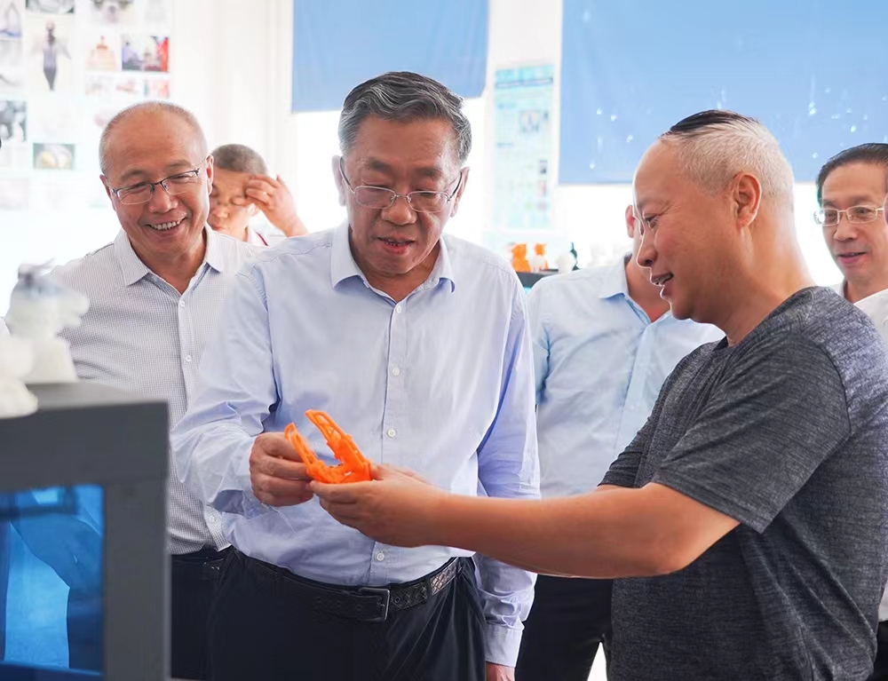 劉廳長參觀機械系3D打印實訓室.jpg 劉廳長參觀機械系3D打印實訓室.jpg