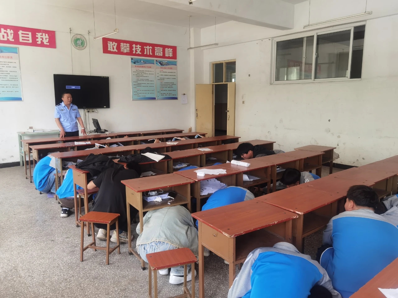 地震1.jpg 地震1.jpg